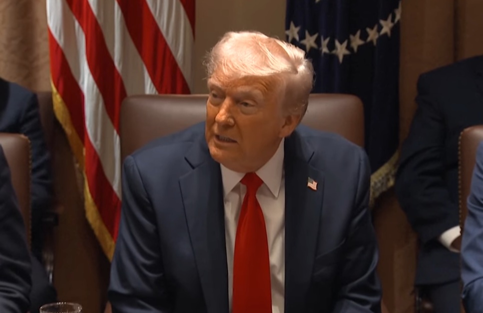 Trump zagrozil s kar 25-odstotnimi carinami na uvoz iz EU