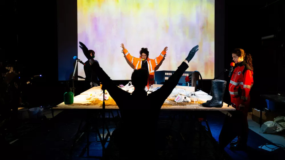 Prepleteni svetovi podatkovnega kapitalizma, črpanja nafte in radikalnih kolektivnih akcij