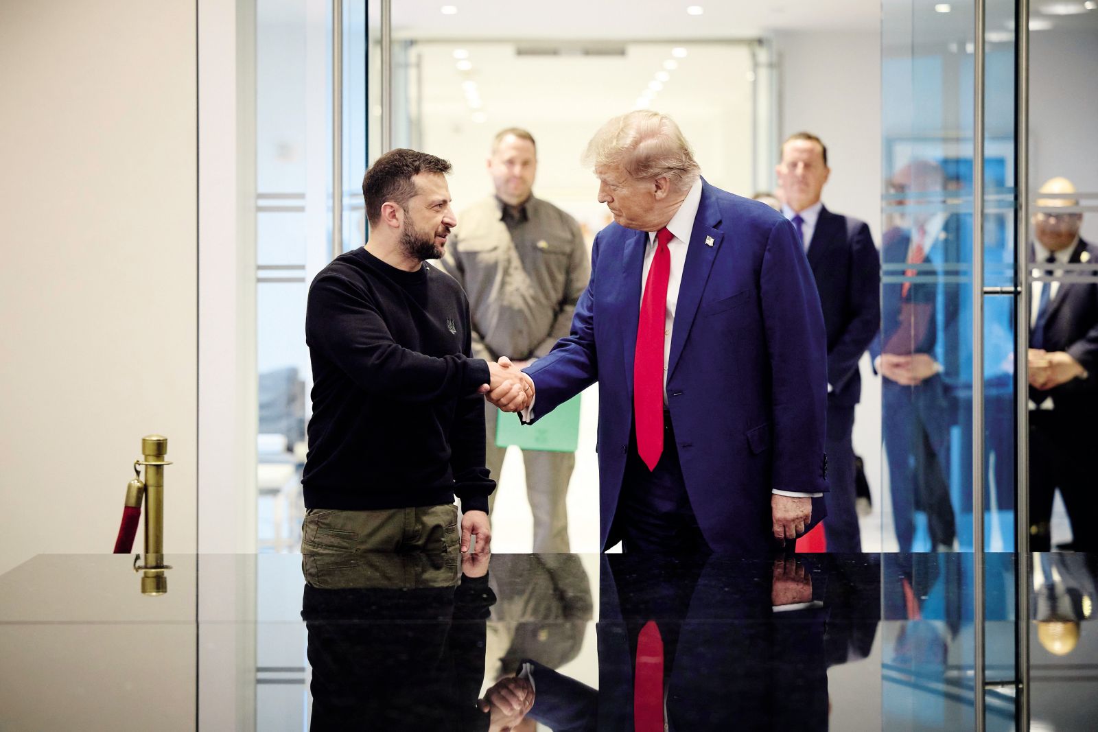 V zameno za pomoč je Trump od Zelenskega zahteval tako imenovani dogovor o izkoriščanju ukrajinskih rudnih bogastev ali natančneje: da ZDA prevzamejo 50 odstotkov vse »ekonomske vrednosti, povezane z ukrajinskimi viri«, vključno z »mineralnimi viri, naftnimi in plinskimi viri, pristanišči, drugo infrastrukturo«, ne le zdaj, ampak za vedno, kot je iz dokumenta citiral britanski časnik Telegraph.