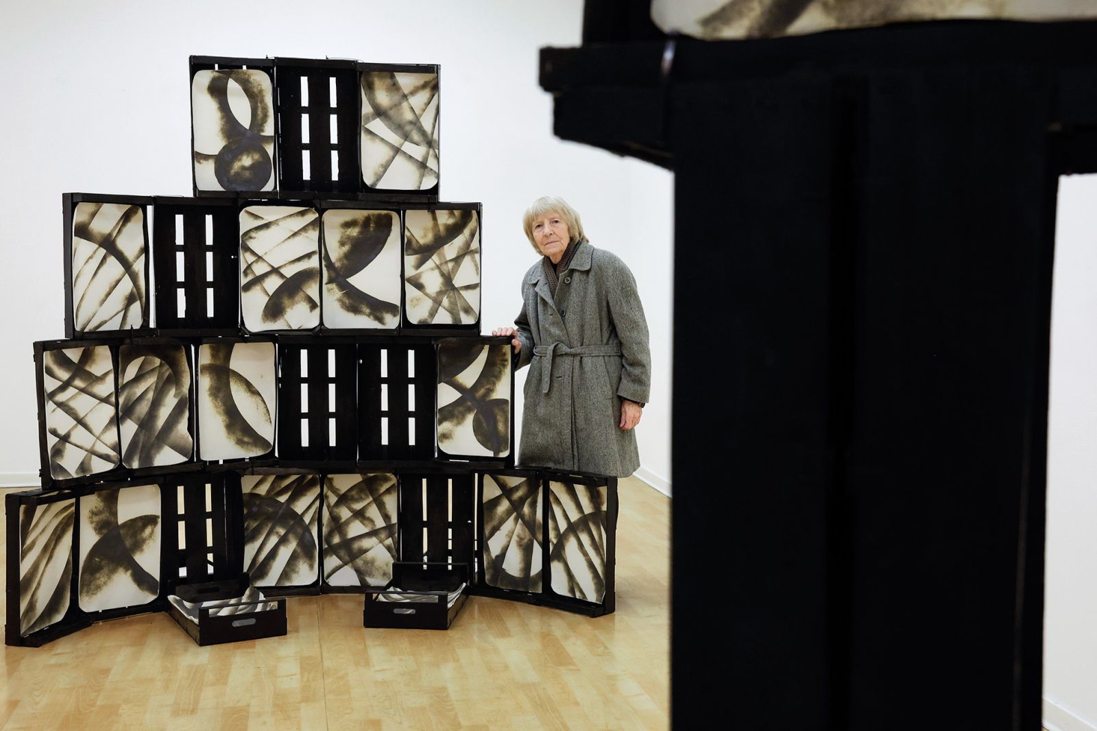 Dragica Čadež: Zasloni / Objekti; Bežigrajska galerija 2, LJ | Borut Krajnc