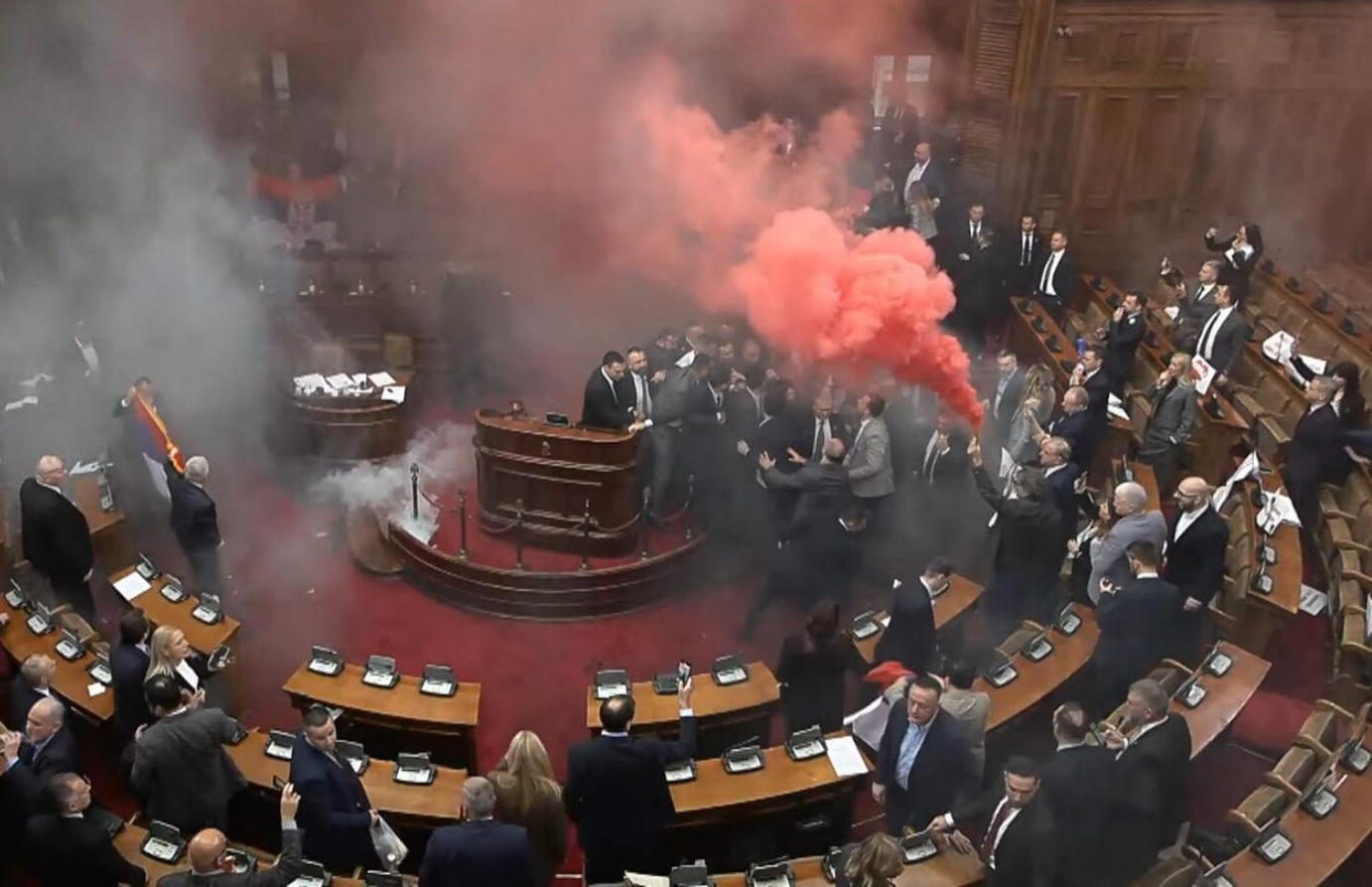 »Zelo smo zaskrbljeni zaradi nasilja v srbskem parlamentu«