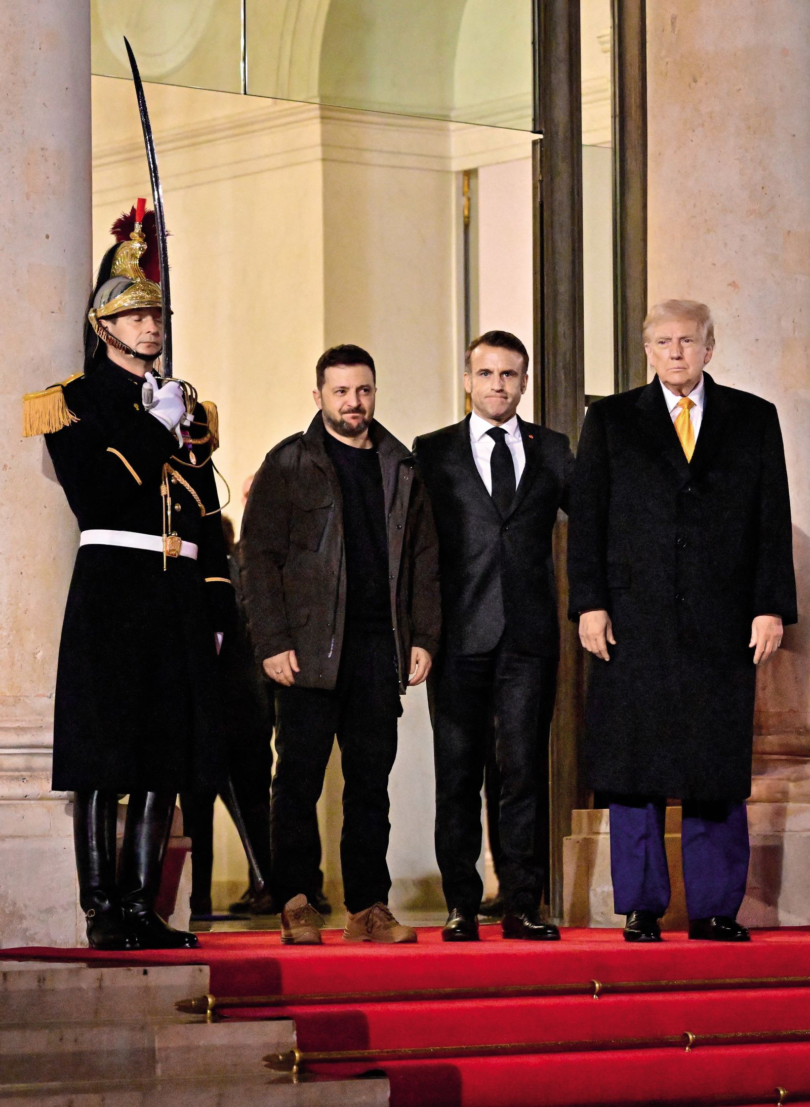 Decembra lani je na odprtju cerkve Notre-Dame francoski predsednik Macron le stežka Trumpu predstavil Zelenskega