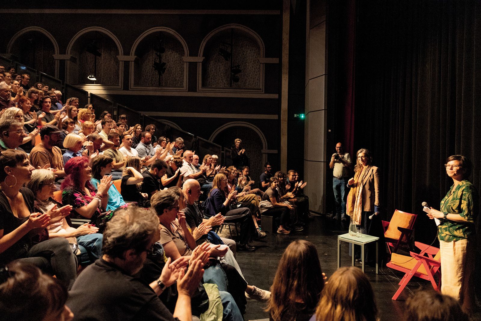 Posebna poročevalka Združenih narodov za zasedena palestinska ozemlja Francesca Albanese pred nabito polno dvorano Lutkovnega gledališča Maribor med predavanjem Genocid v Palestini in sokrivda Zahoda | Borut Krajnc