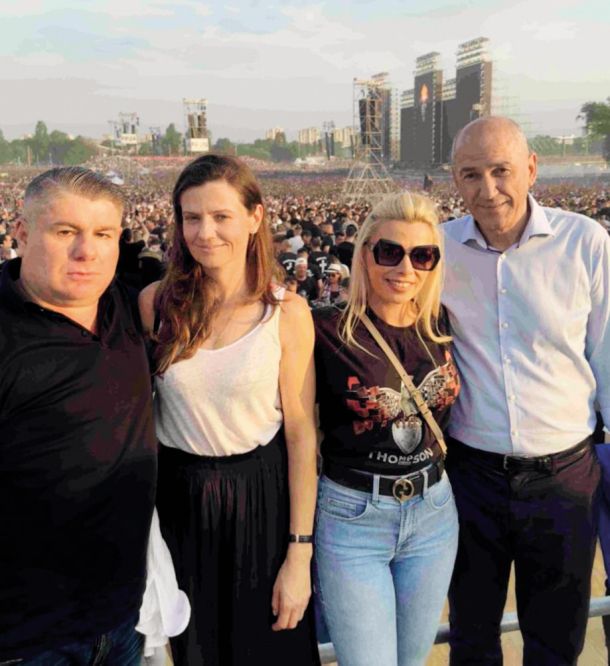 Janez Janša s soprogo Urško Bačovnik na koncertu Marko Perković – Thompsona. Fotografijo je na svojem Facebooku objavil hrvaški TV voditelj Velimir Bujanec, ki se je v mladih letih oblačil v nacistično uniformo, danes pa je zagovornik ustaštva.