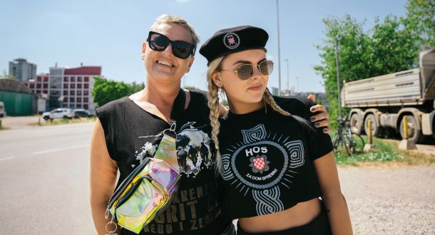 Nekateri so ponosno nosili ustaške simbole. Denimo majice z ustaškim grbom in geslom.