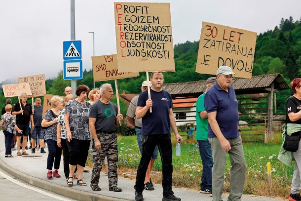 Protest domačinov v občini Kostel zaradi zaprtja Petrolove poslovalnice na Petrini