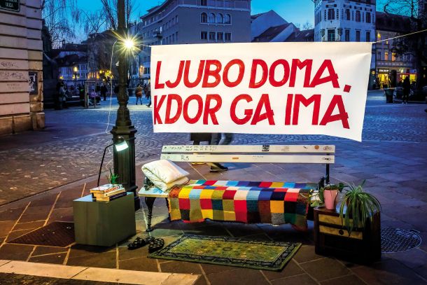 (Ne)uspešna akcija Glasa ljudstva, ki naj bi oblastnike opozorila na pomanjkanje stanovanj 
