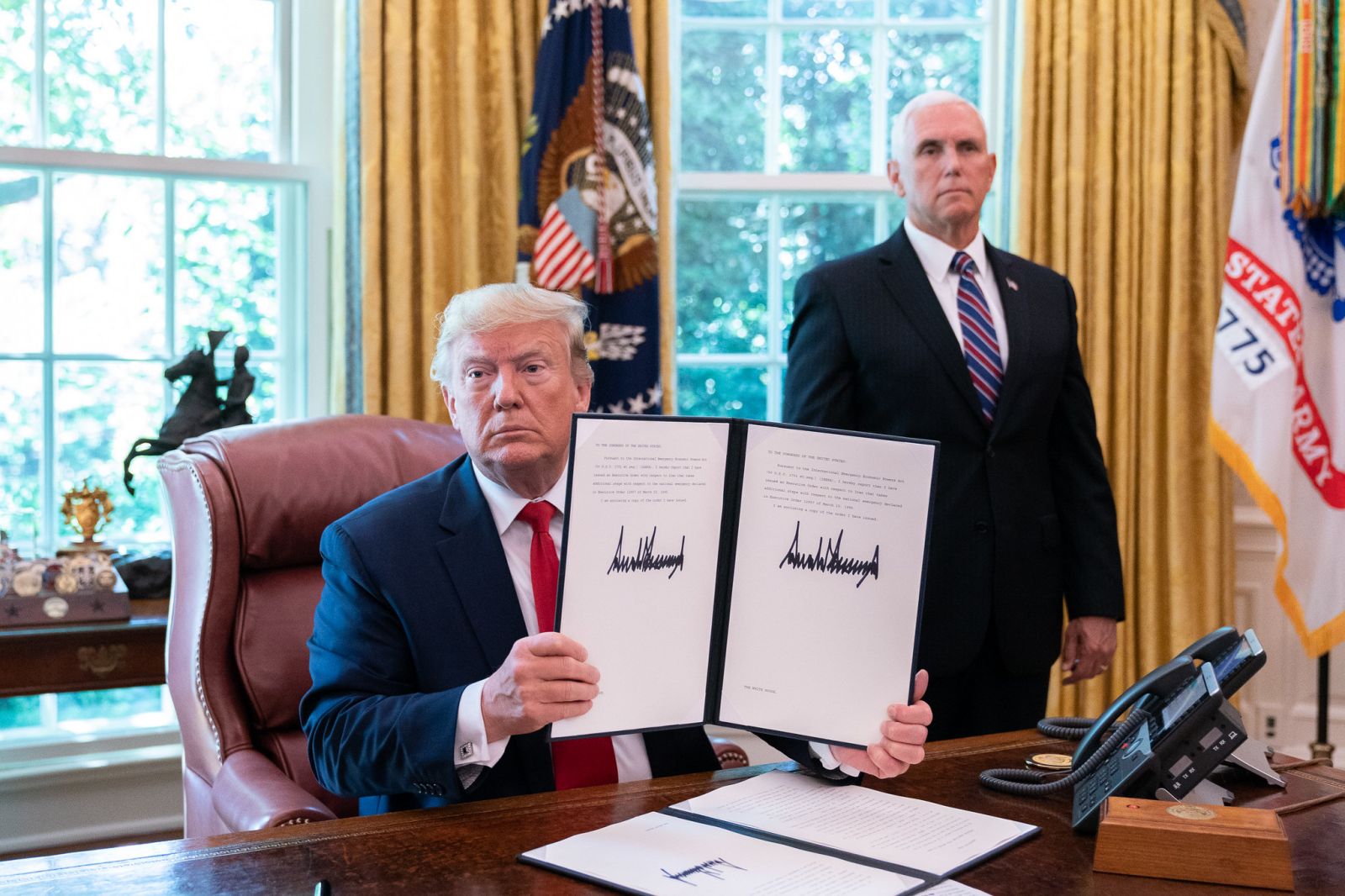 Ameriški predsednik Donald Trump med podpisom sankcij proti Iranu