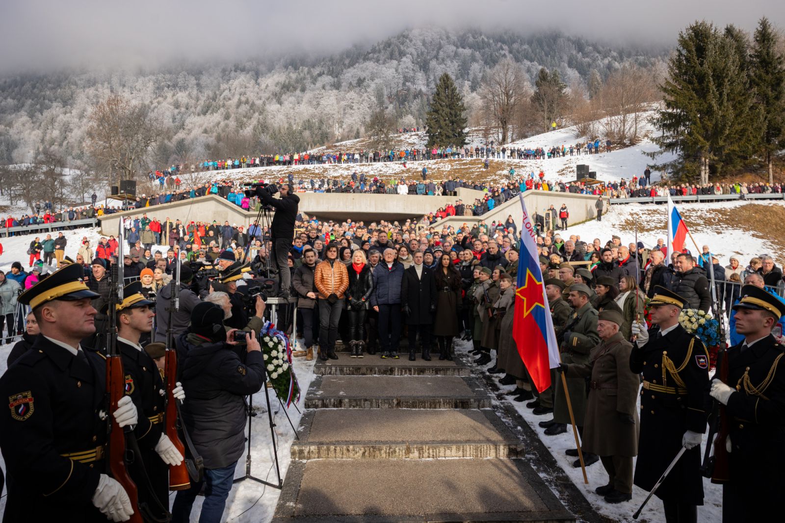 Predsednik vlade dr. Robert Golob se je danes udeležil osrednje 69. spominske prireditve, posvečene tridnevni dražgoški bitki. 