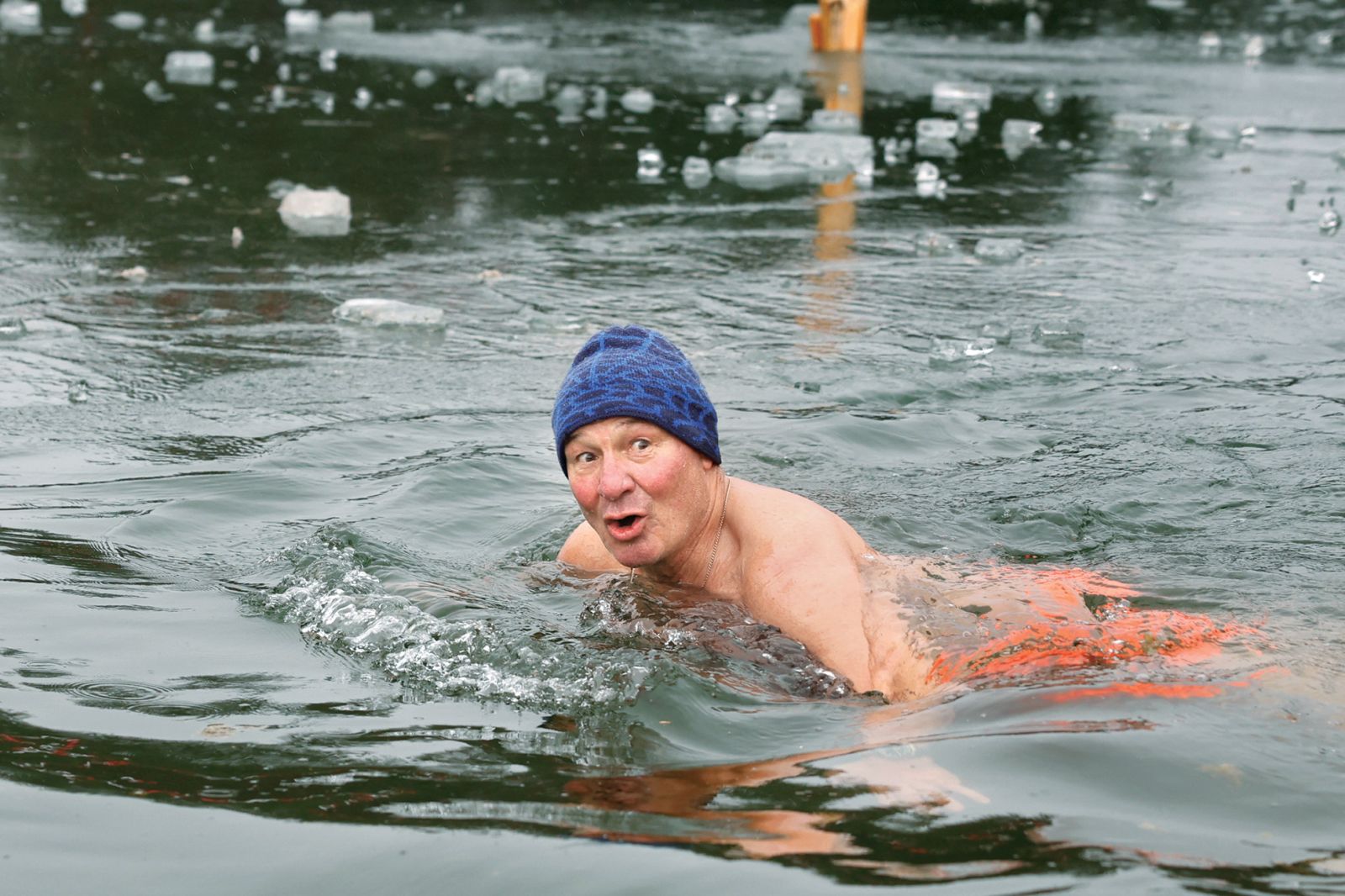 Novoletni skok v ledeno mrzlo Rakiško jezero, Rakitna | Borut Krajnc