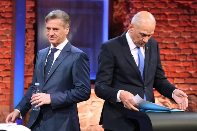 Robert Golob, premier in predsednik Gibanja Svoboda, in Janez Janša, predsednik SDS, včeraj na televizijskem soočenju v Mariboru