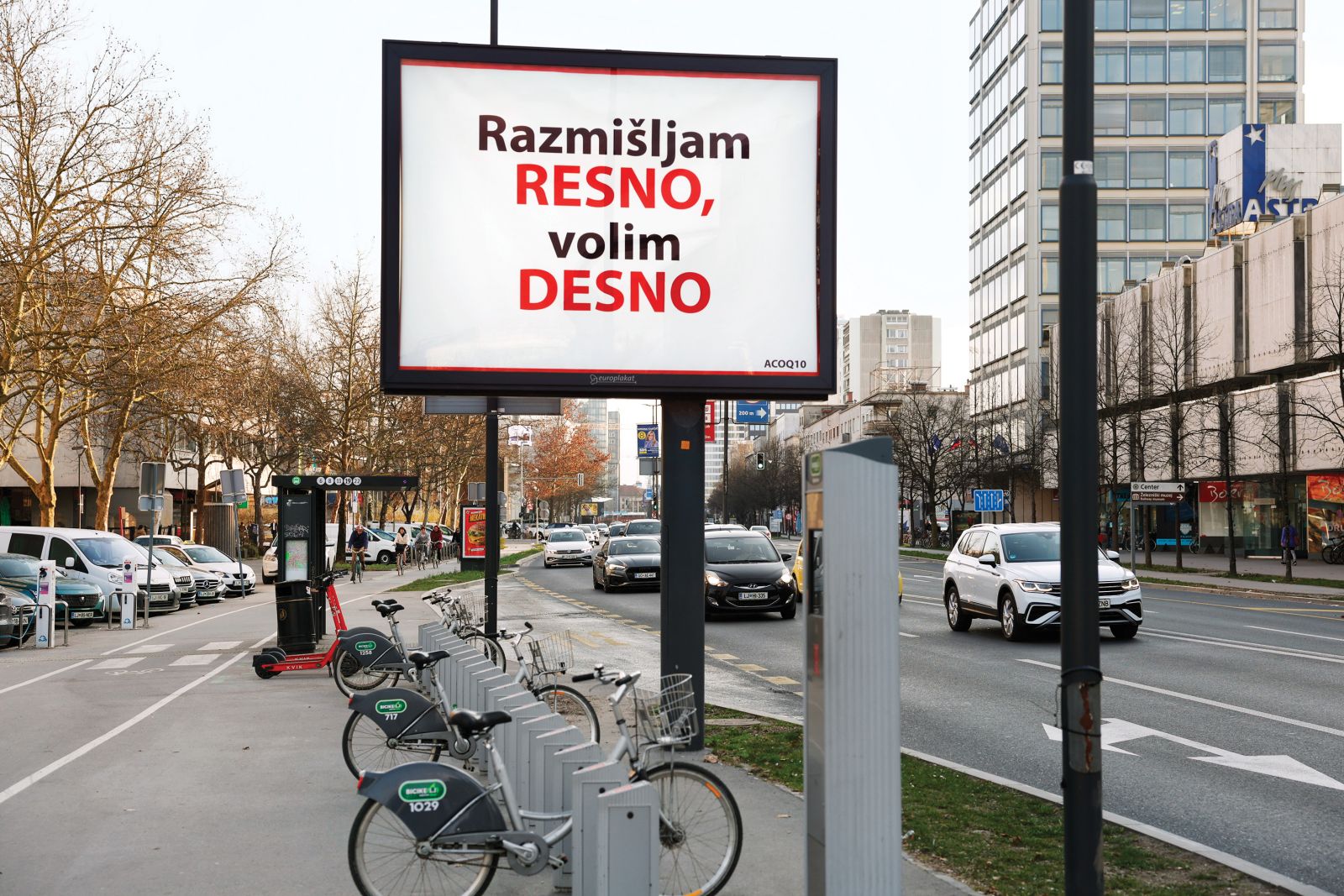 Očitno je, da Aleš Štrancar s svojo plakatno akcijo pred volitvami deluje v prid politične desnice. Medijski vpliv je poskušal utrditi tudi tako, da je že pred časom prevzel konservativni medij Domovina, prav tako je ustanovil spletni portal Info360.