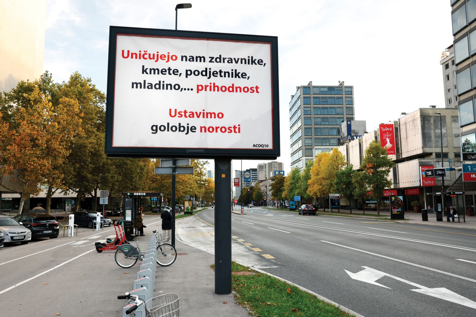 Ustavimo golobje norosti! To mimoidočim po vsej Sloveniji sporoča plakatna akcija, za katero stoji ajdovski podjetnik in mecen desnice Aleš Štrancar, ki že več mesecev poskuša z lažmi in manipulacijami histerizirati slovensko družbo. Takšnih primerov je pred volitvami ogromno. (Na fotografiji: plakat na Dunajski cesti v Ljubljani)