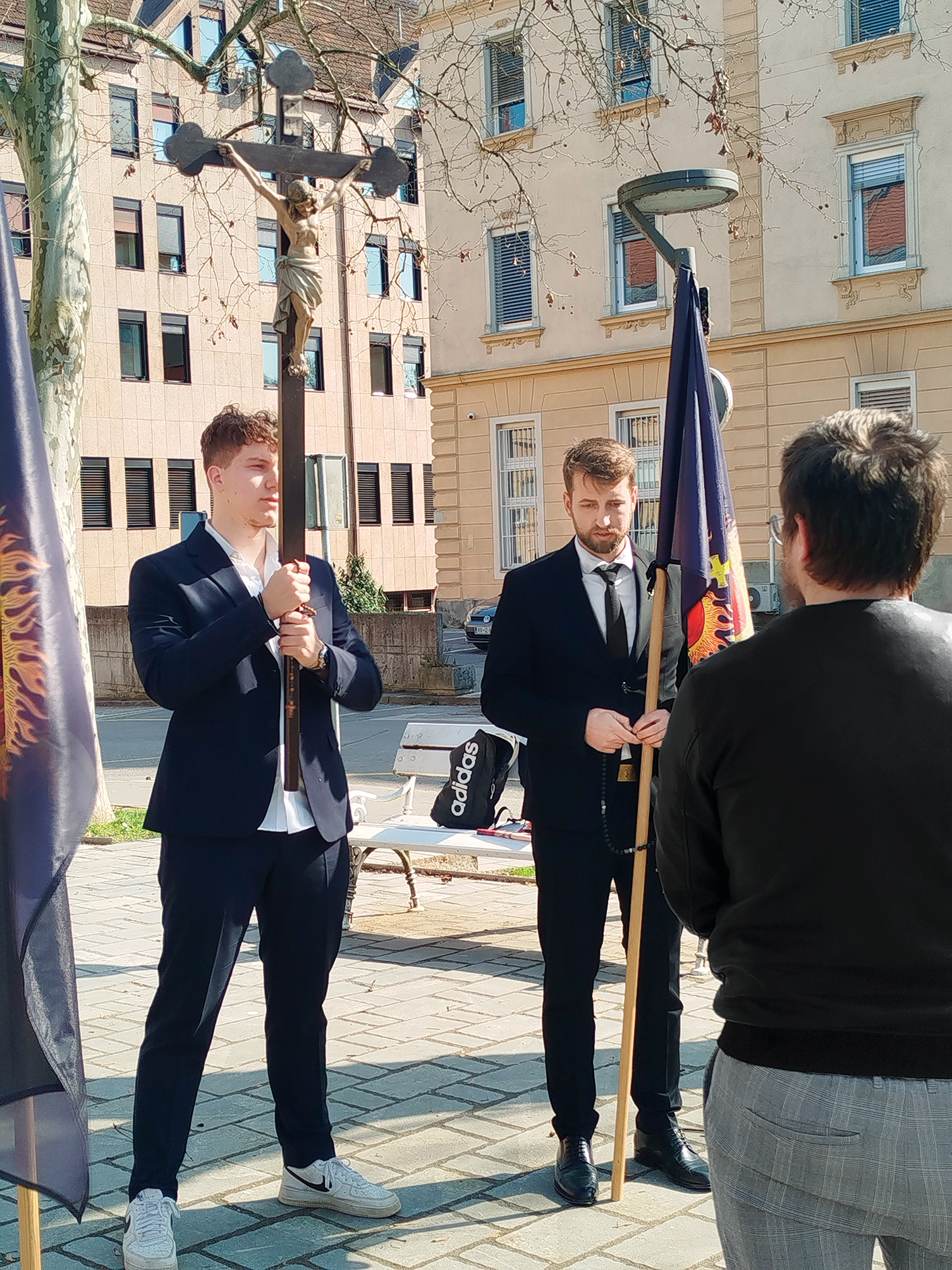 S križem nad slovensko ustavo – molitev proti splavu pred ljubljansko porodnišnico 