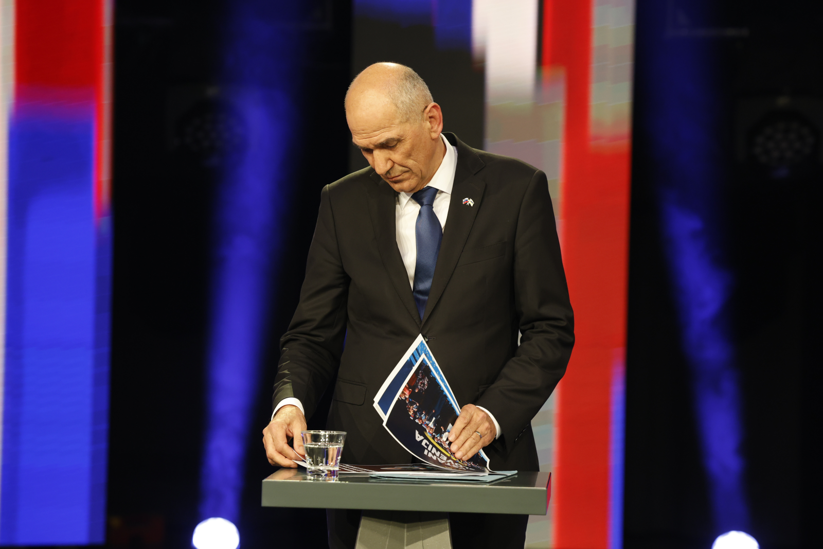 Predsednik SDS Janez Janša se želi vrniti na oblast. Na fotografiji na včerajšnjem soočenju na TV Slovenija.