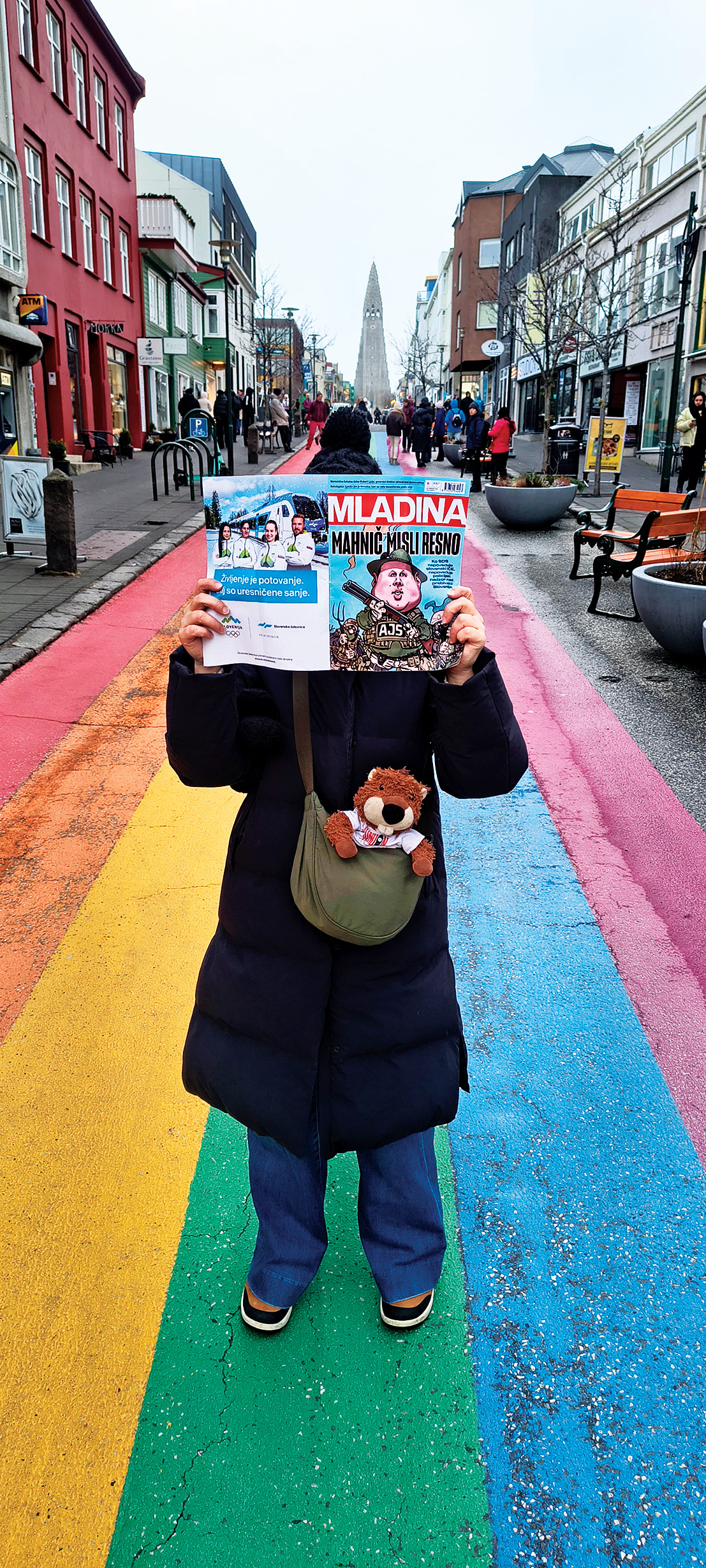 Raj’c s skrbnico na Skólavörðustígur Rainbow Streetu, Reykjavik, Islandija | Jan Jesenovec