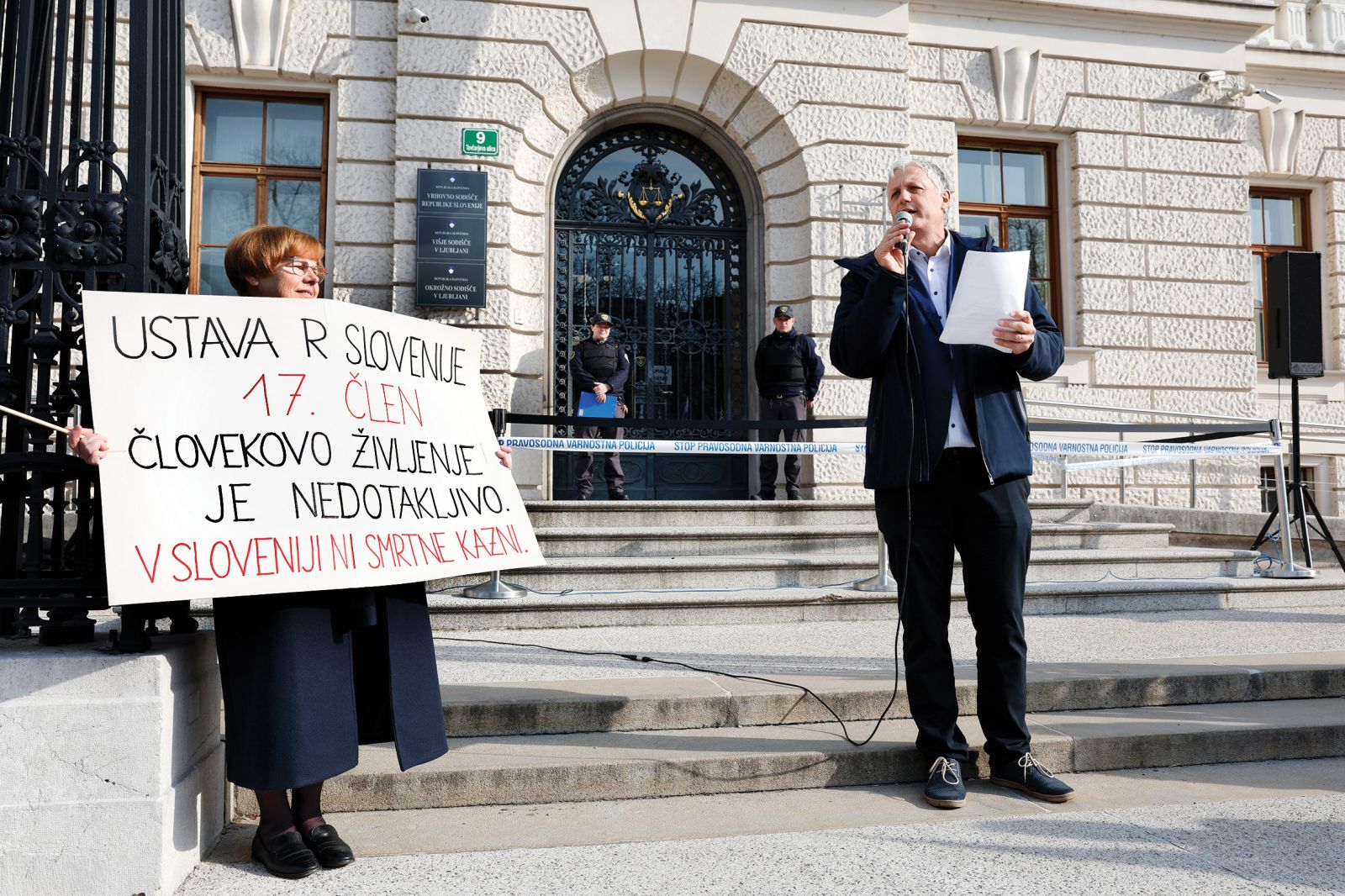 Zbor zaskrbljenih občanov z Alešem Primcem na čelu pred začetkom sodne obravnave na vrhovnem sodišču