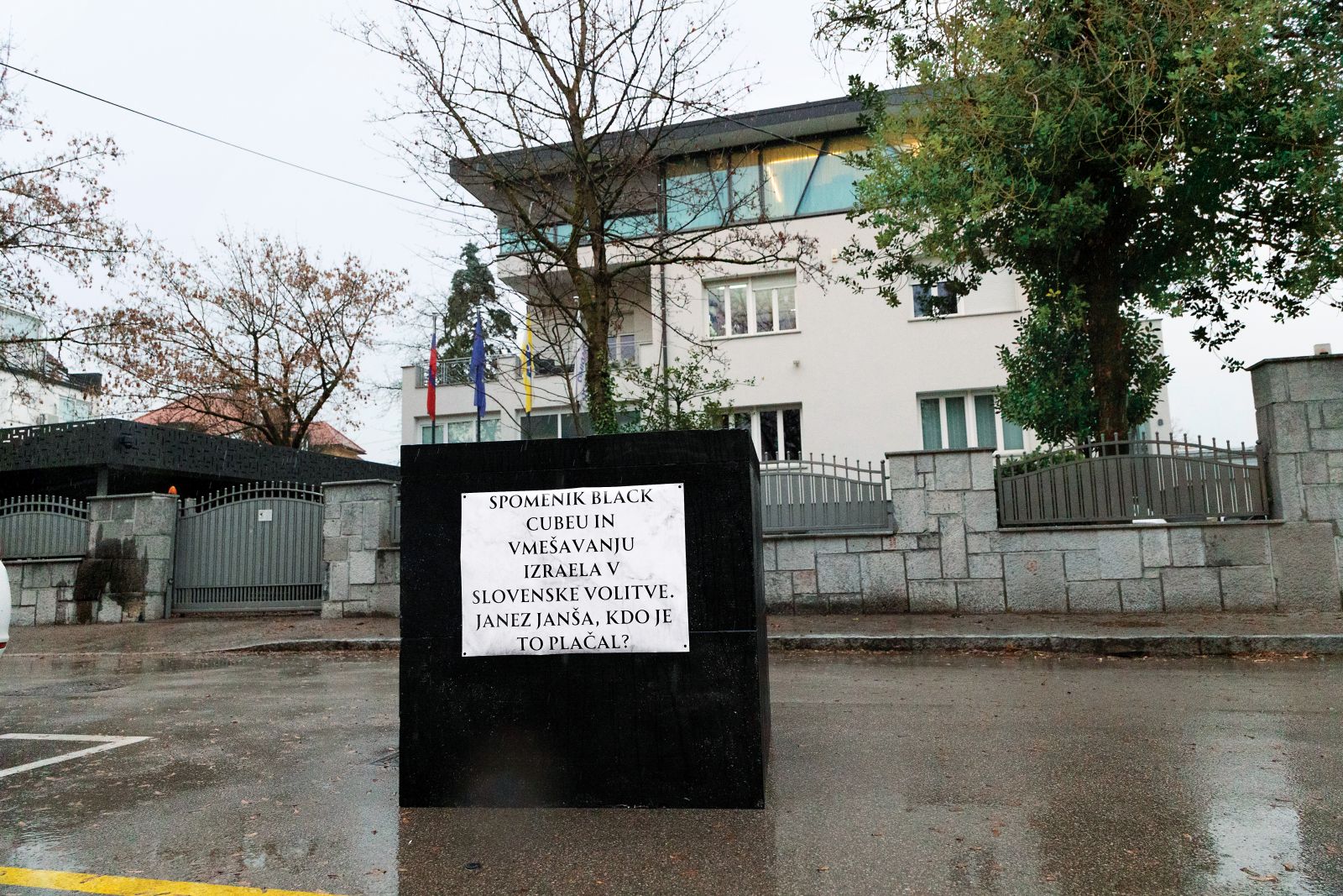 Aktivistična akcija državljanov na Trstenjakovi ulici v Ljubljani pred sedežem stranke SDS 