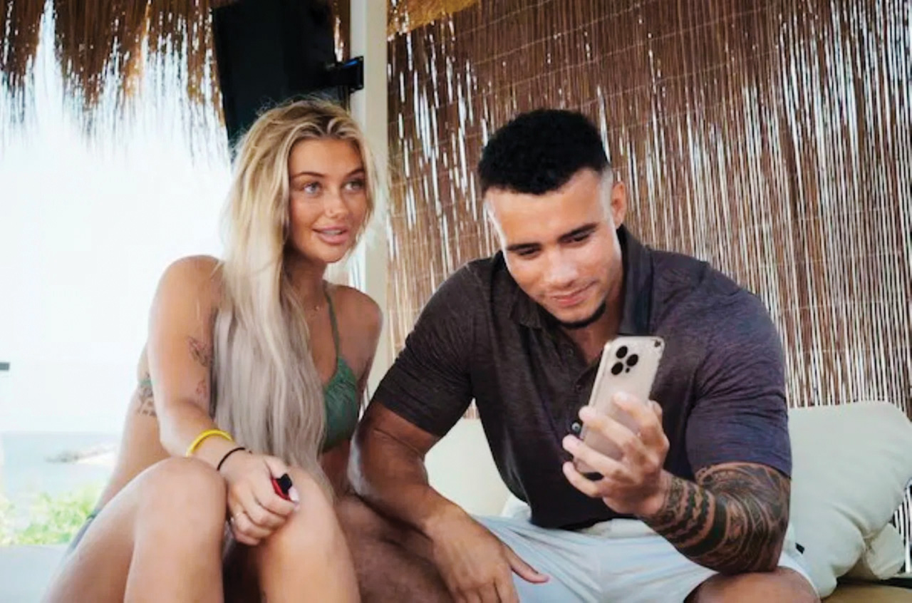 HSTikkyTokky prezira dekleta, ki se na spletu razgaljajo proti plačilu, a je kljub temu lastnik zvodniške agencije, ki služi z ustvarjalkami vsebine na platformi OnlyFans; med njimi je tudi Ellie Nutts (na fotografiji).