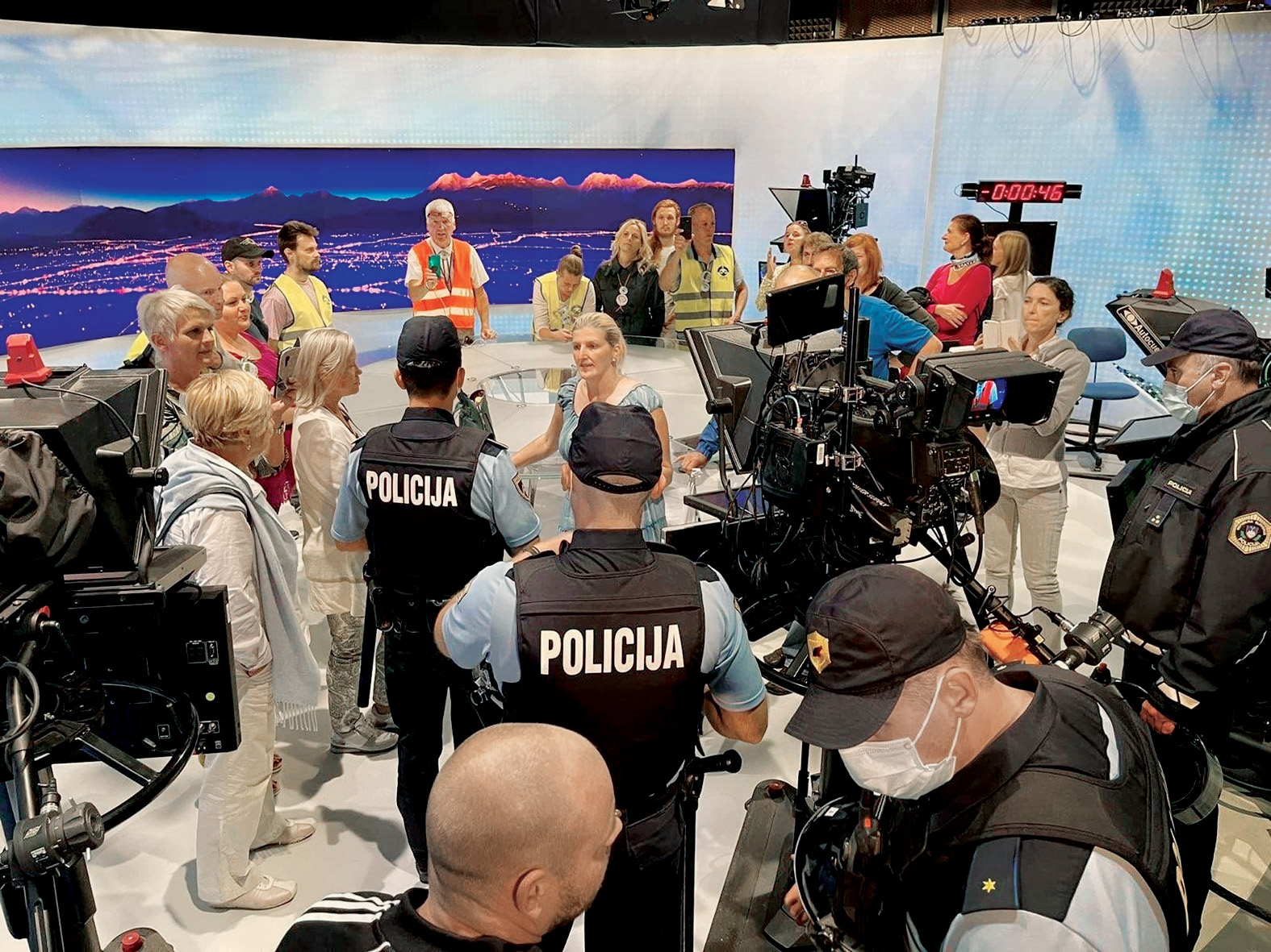 Skupinica, ki je 3. septembra 2021 zasedla studio, v katerem potekajo Odmevi