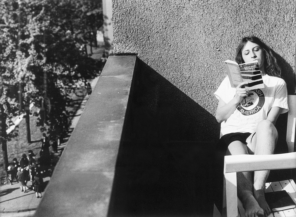 Hrvaška umetnica Sanja Iveković in njena dokumentirana akcija Trikotnik (1979), izvedena na dan Titovega obiska Zagreba.