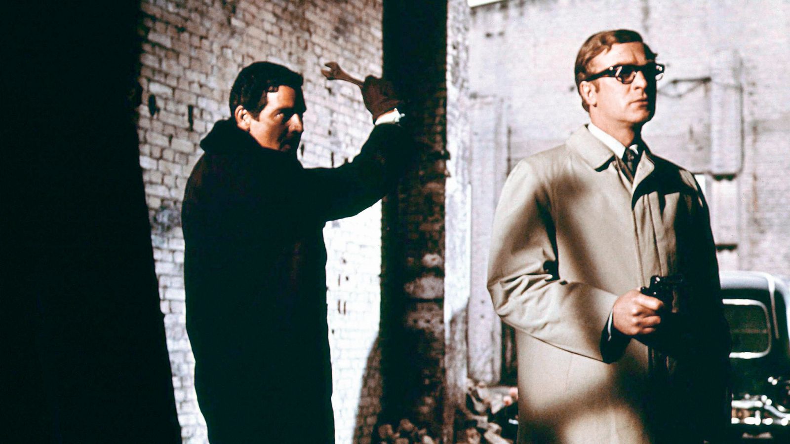 V ekranizacijah romanov Pogreb v Berlinu (na fotografiji), Dosje Ipcress in Možgani za milijardo dolarjev, v šestdesetih letih posnetih po Deightonovih vohunskih romanih, je njegovega brezimnega protagonista igral Michael Caine, dobil pa je tudi ime – Harry Palmer.