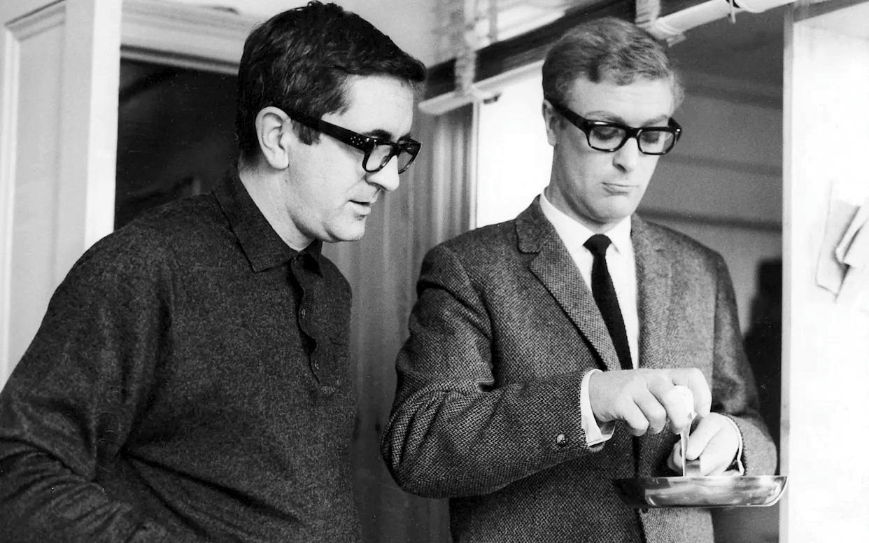 Priprave na vlogo Harryja Palmerja v filmu Dosje Ipcress: pisatelj Len Deighton je poskušal igralca Michaela Caina naučiti razbiti jajce z eno roko.