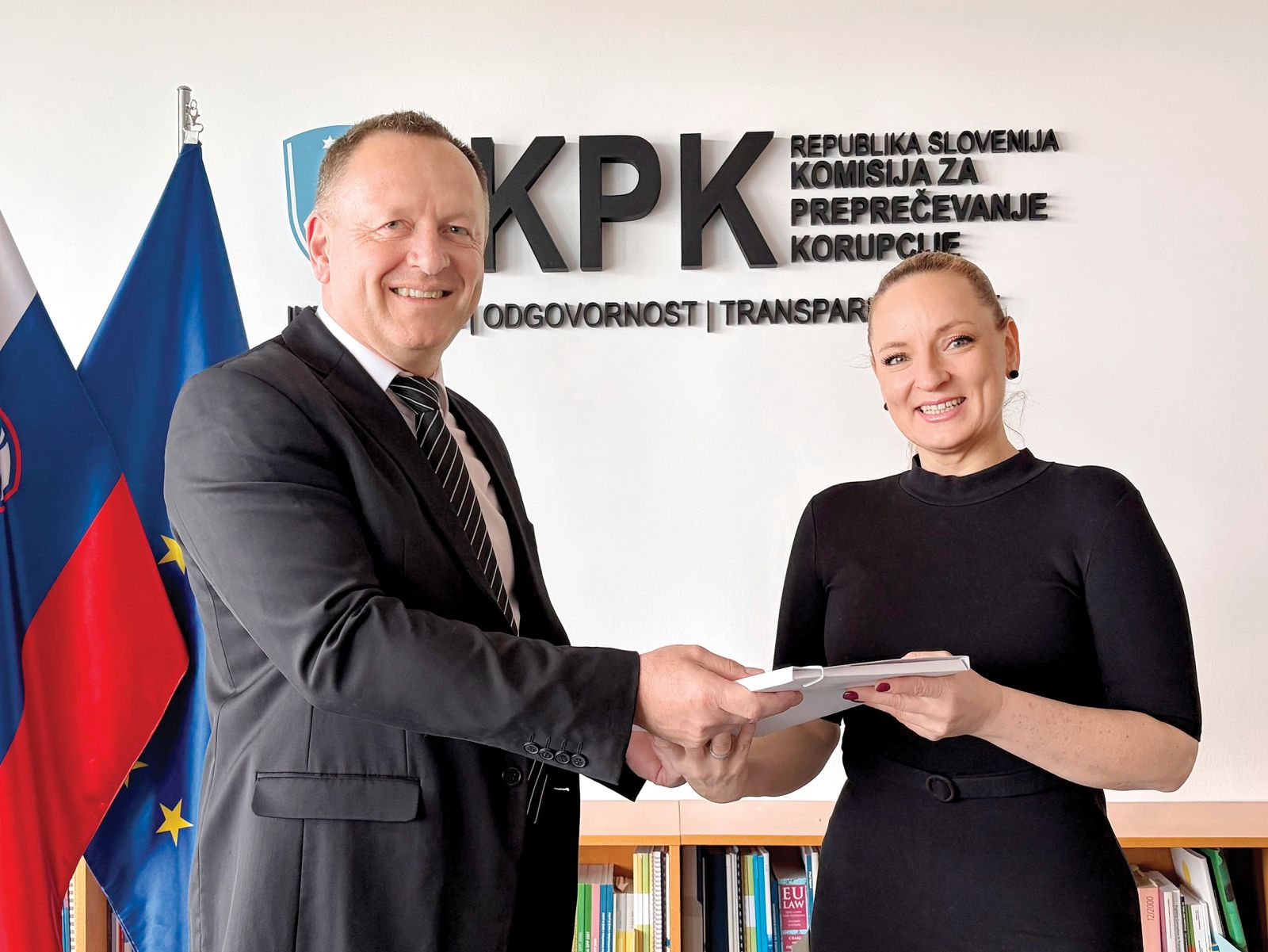 Primopredaja poslov med dosedanjim predsednikom Komisije za preprečevanje korupcije Robertom Šumijem in novo predsednico Katarino Bervar Sternad | KPK