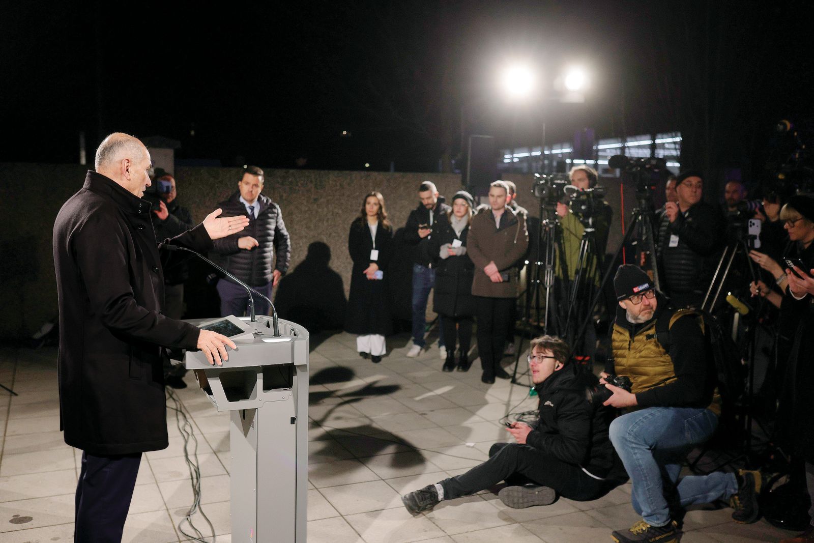 Janševa tiskovna konferenca na dvorišču Trstenjakove 8 na dan volitev. Na njej je povedal, da so si v SDS želeli kampanje, v kateri bi tekmovali programi in kadrovske ponudbe, »žal se je izkazalo drugače«.