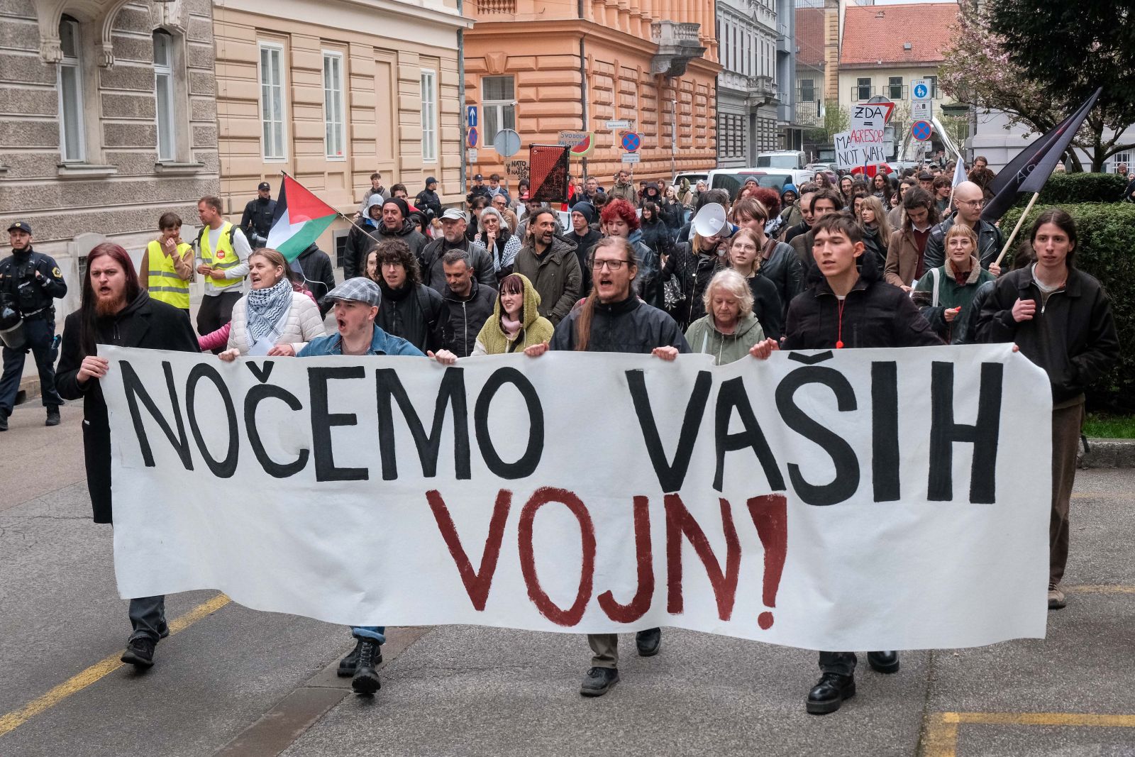 Na protestu v Ljubljani z naslovom Nočemo vaših vojn, ki ga je organiziralo več nevladnih organizacij, društev in posameznikov, so udeleženci pozvali vlado v oblikovanju, naj odločno ukrepa proti Izraelu