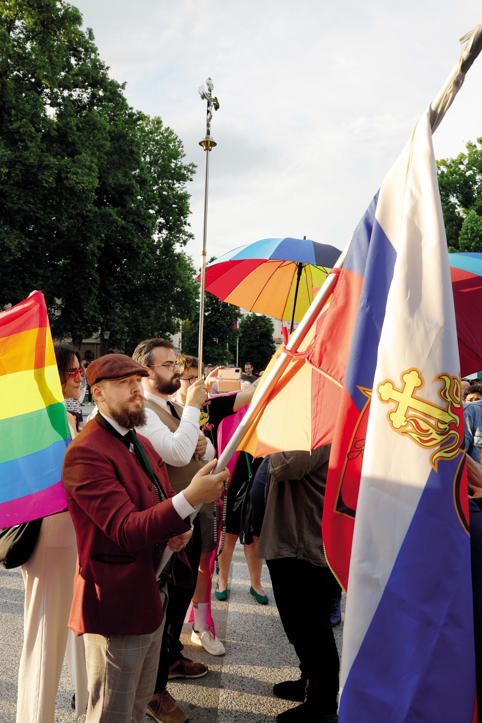 Alen Koman s prijateljem in križem na Paradi ponosa. Svet se vrti, pravi, a križ stoji.