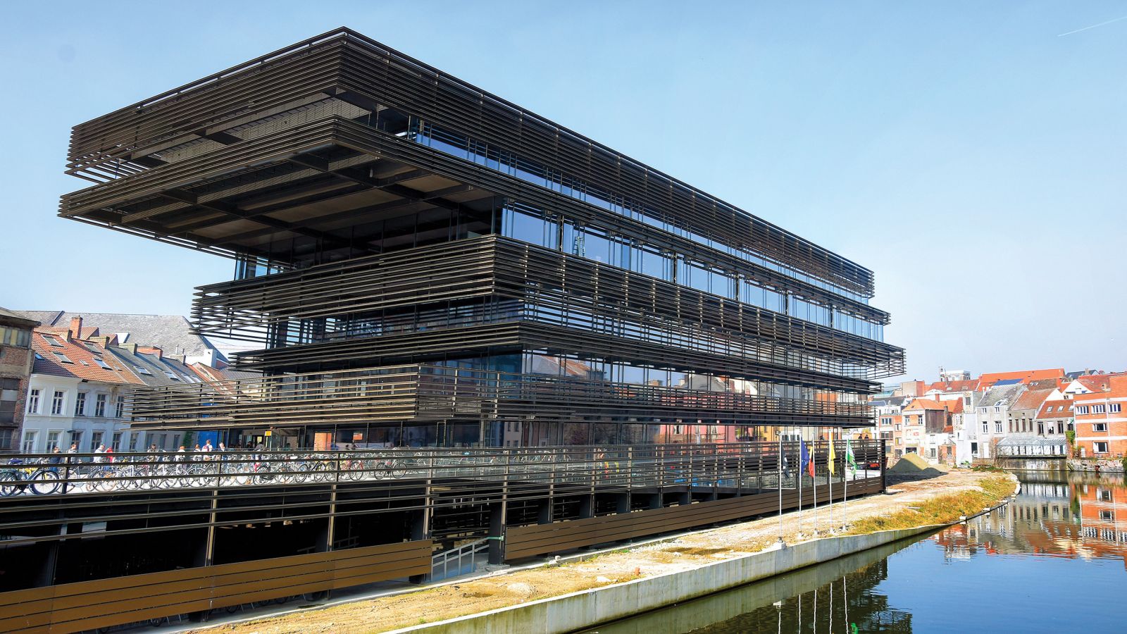 De Krook: navzven robustna, v notranjosti pa odprta in prilagodljiva kombinacija knjižnice, univerze in laboratorijev. Rešitev belgijskega biroja Coussée & Goris in španskega biroja RCR Arquitectes se je leta 2019 uvrstila v finale izbora najboljše nove javne knjižnice na svetu, pa tudi v finale izbora nagrade EU Mies van der Rohe.