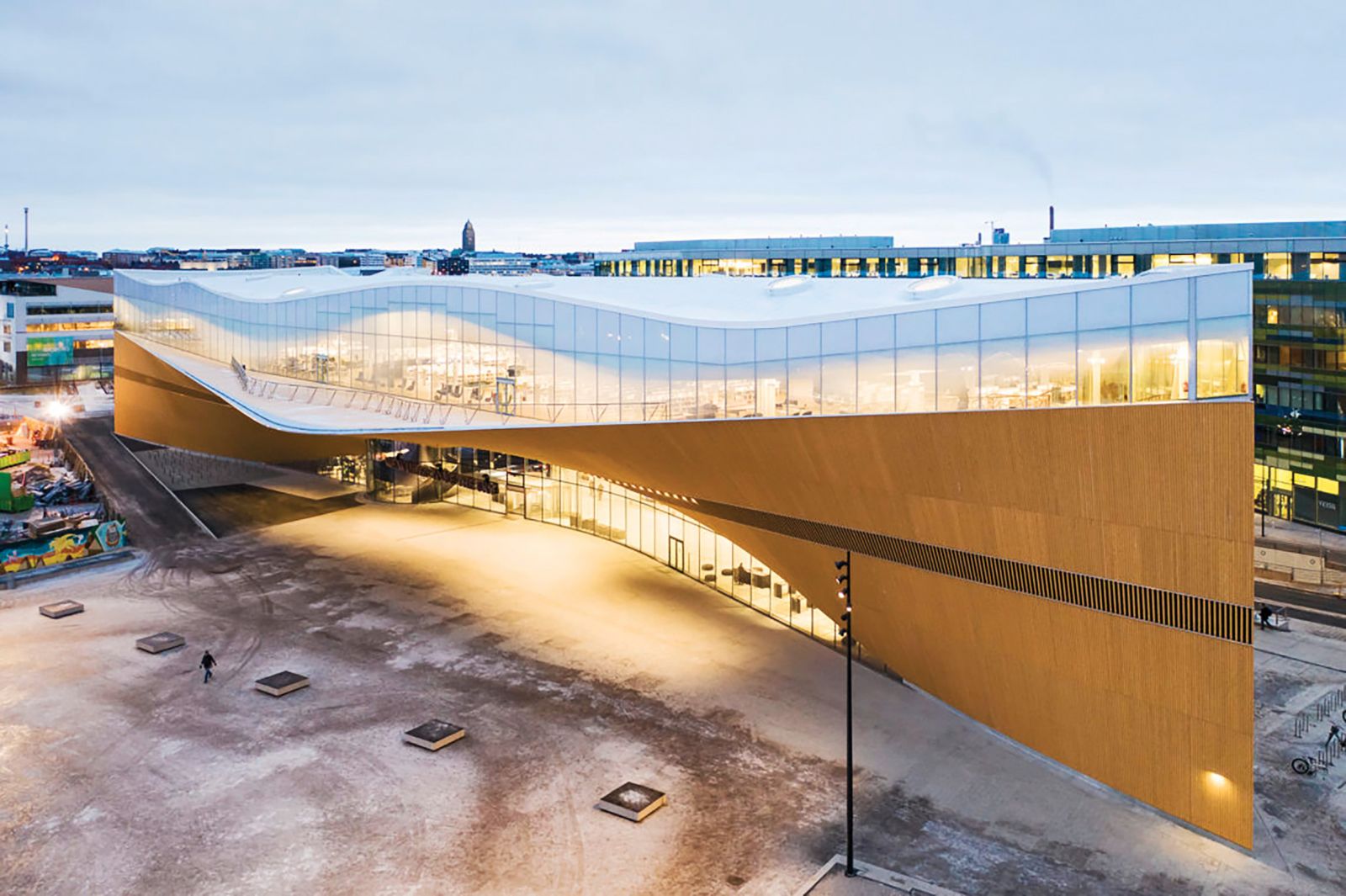 Centralna knjižnica Oodi v Helsinkih, delo biroja ALA Architects, je bila leta 2019, leto po odprtju, izbrana za najboljšo novo javno knjižnico na svetu. Njena zunanjost spominja na ladjo, v notranjosti pa je odprta in fleksibilna in uporabniki jo radi obiskujejo, zato je dejansko dnevna soba mesta.