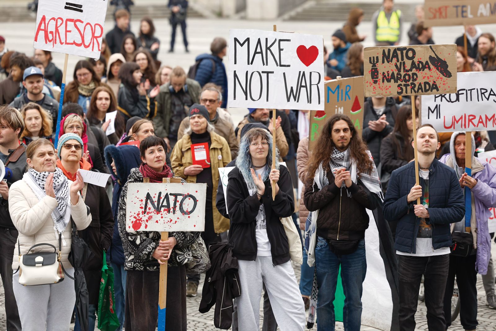 Protest proti genocidu in militarizaciji z geslom »Nočemo vaših vojn« pred poslopjem ameriškega veleposlaništva v Ljubljani | Borut Krajnc