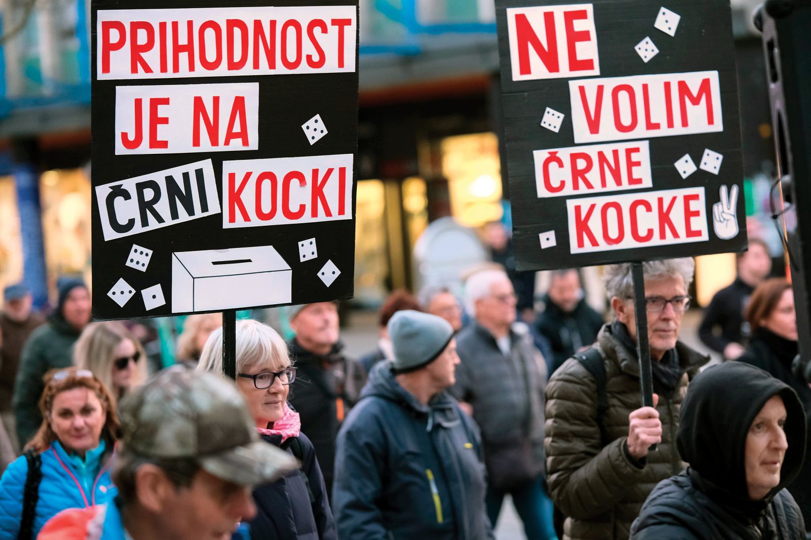 Čeprav se tuji akterji v slovenske volitve vmešavajo že več kot deset let, čeprav je to očitno veliki večini, so si pravosodni organi doslej pred tem zatiskali oči. (Na fotografiji protest pred volitvami v Ljubljani)