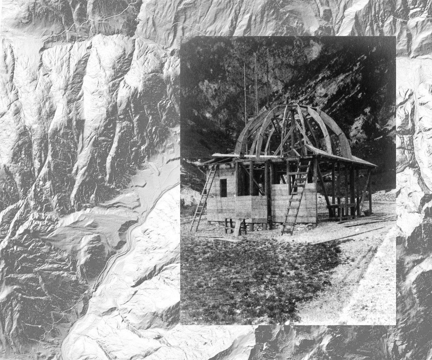 Superpozicija arhivske fotografije, ki dokumentira gradnjo džamije v Logu pod Mangartom (1917), in digitalnega modela reliefa pridobljenega z lidarskim zajemom (ALS)