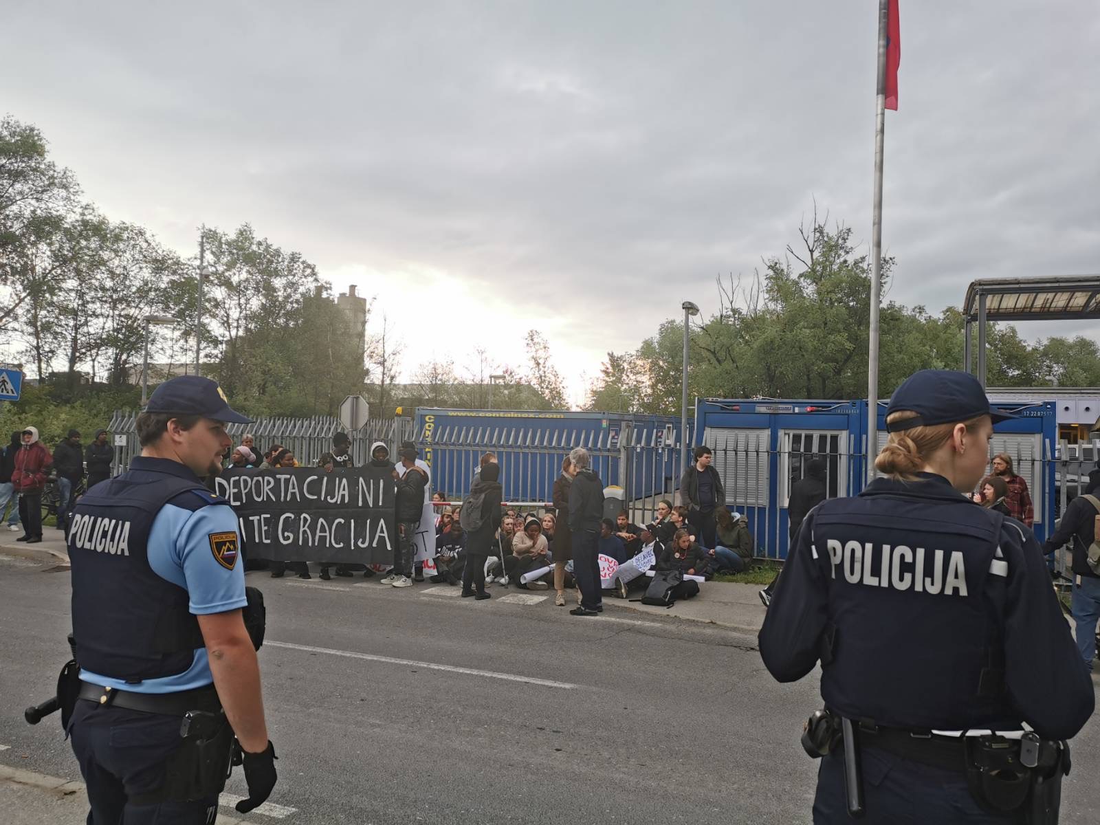 Policisti in protestniki pred azilnim domom
