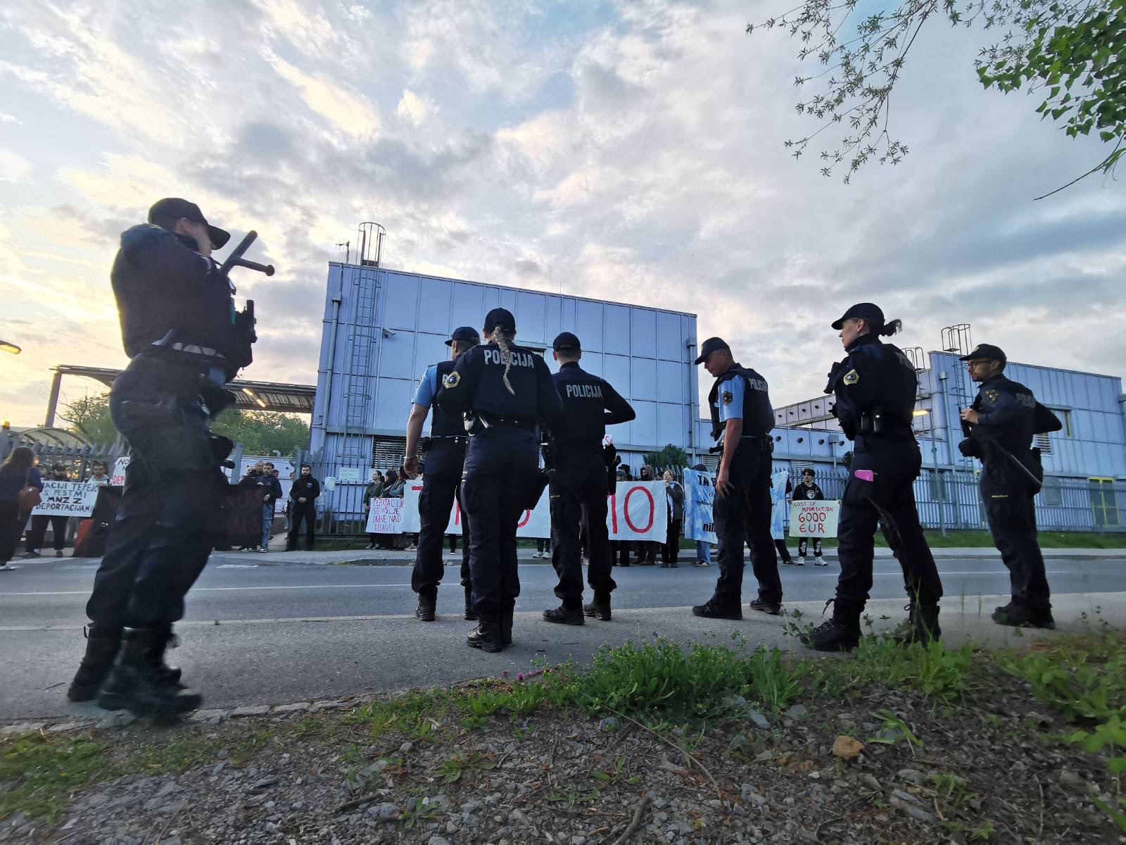 Policisti pred azilnim domom v Ljubljani