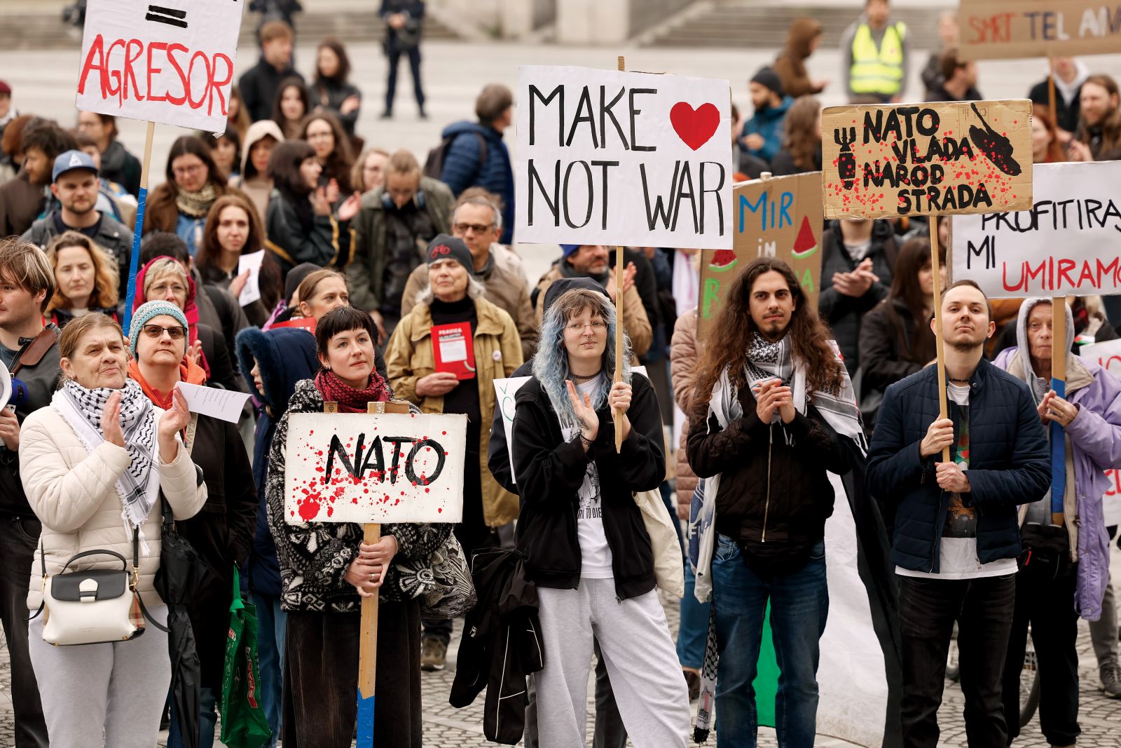 Protest Nočemo vaših vojn! 14. aprila v Ljubljani, ki so ga organizirali angažirani posamezniki skupaj z Društvom Iskra, Gibanjem za pravice Palestincev, Inštitutom za delavske študije, Klasom - ekosocialistično iniciativo, stranko Mi, socialisti, Organizacijo za participatorno družbo, Pekarno Magdalenske mreže in Rdečo peso.
