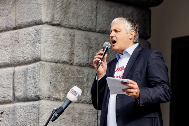 Aleš Primc med drugim tudi rad pomaga stranki SDS