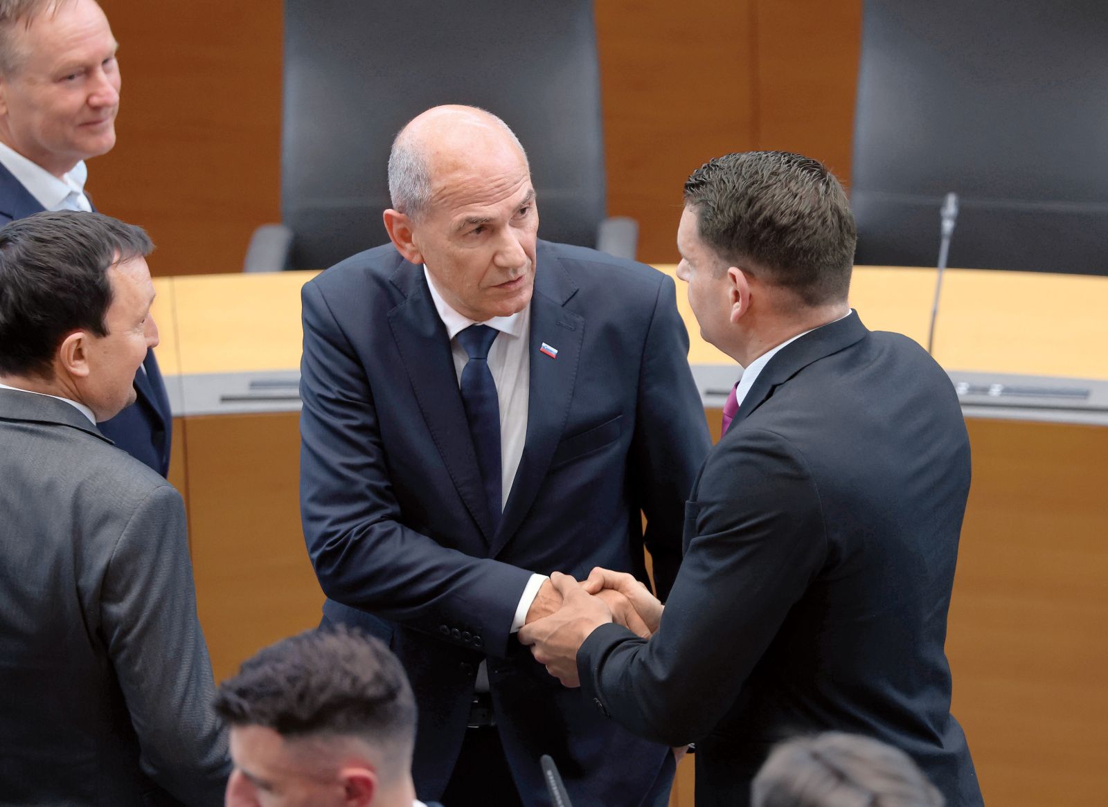 Stevanović zanika, da ima kaj z Janšo – Janševi poslanci so v državnem zboru povsem naključno podprli njegovo kandidaturo za predsednika državnega zbora in povsem naključno glasovali zanj. Sicer se pa ne poznajo! Toda Janši ob srečanju ni dal le roke, ampak je njegovo roko zgrabil z obema rokama.