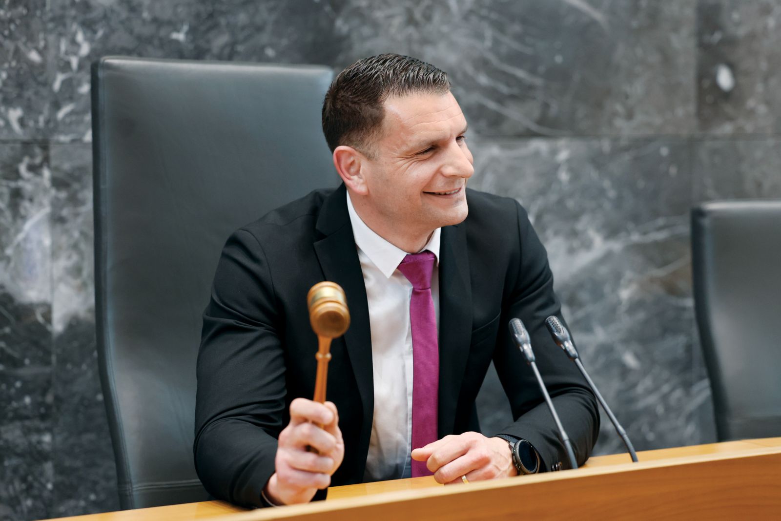 Konspirativnost, nadzor nad poslanci in zavajanje javnosti