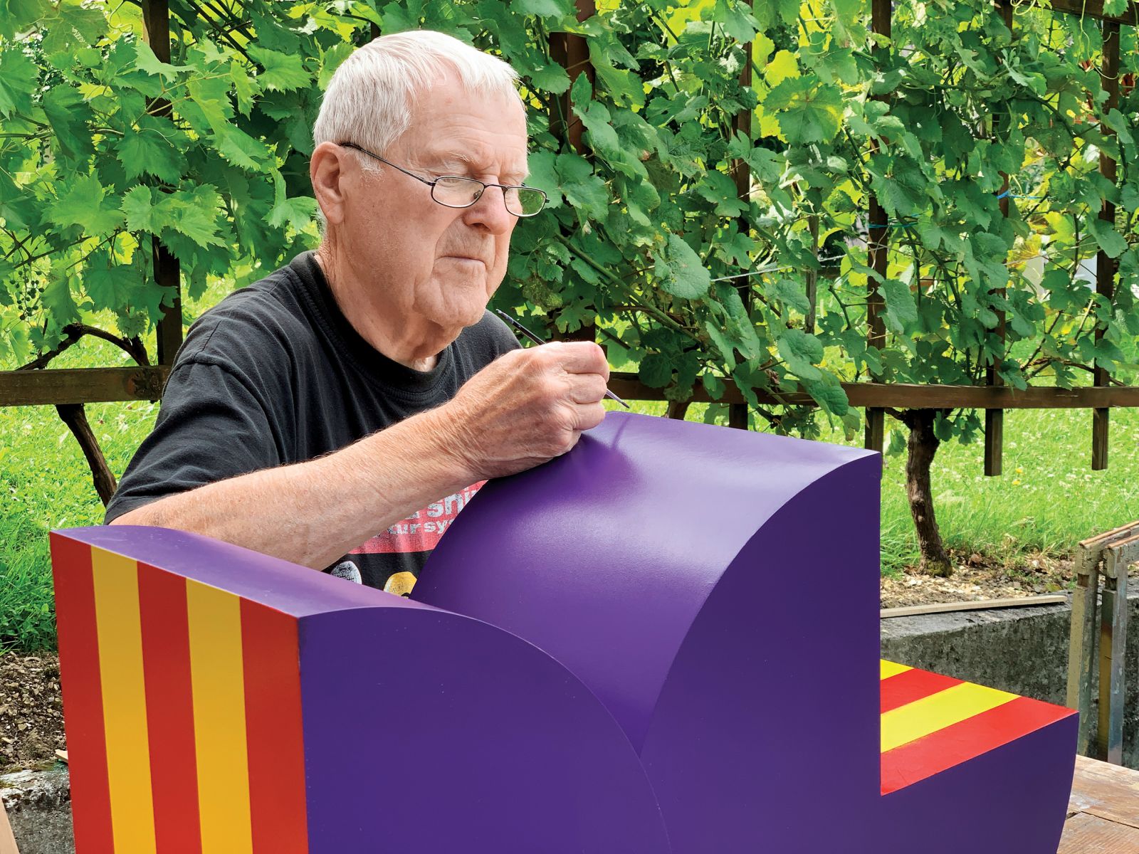 Drago Hrvacki (1936–2021) se je ukvarjal s slikarstvom, kiparstvom, grafiko in oblikovanjem, pri čemer večina njegovega opusa temelji na geometrijski abstrakciji.