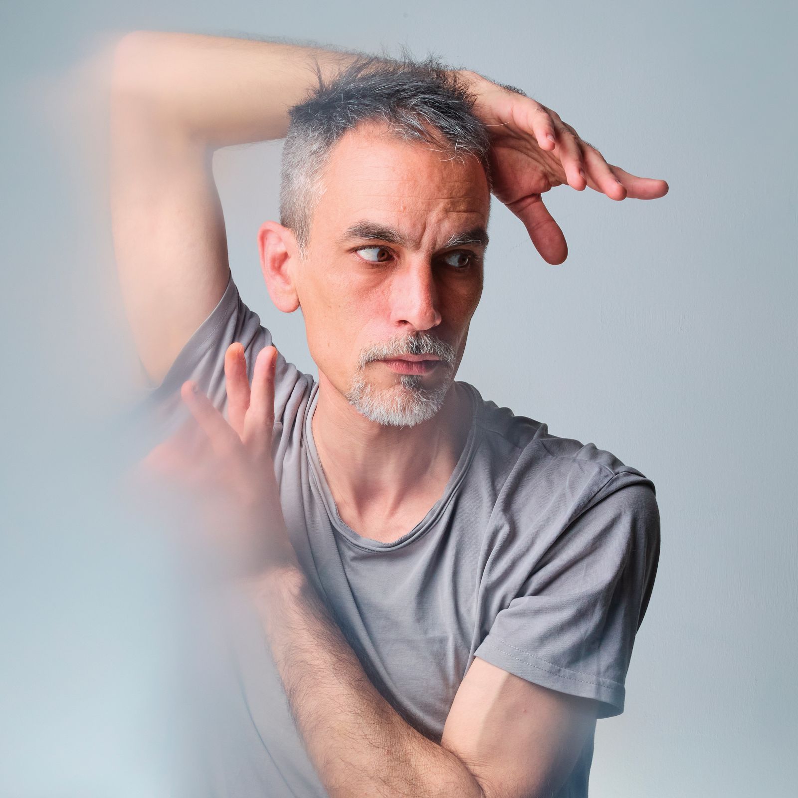 Loup Abramovici / Plesalec, performer in koreograf, ki verjame, da lahko dobra napaka reši predstavo