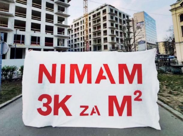 Protest pred ljubljanskim Schellenburgom, v katerem so stanovanja za ultrapremožne, v času gradnje.