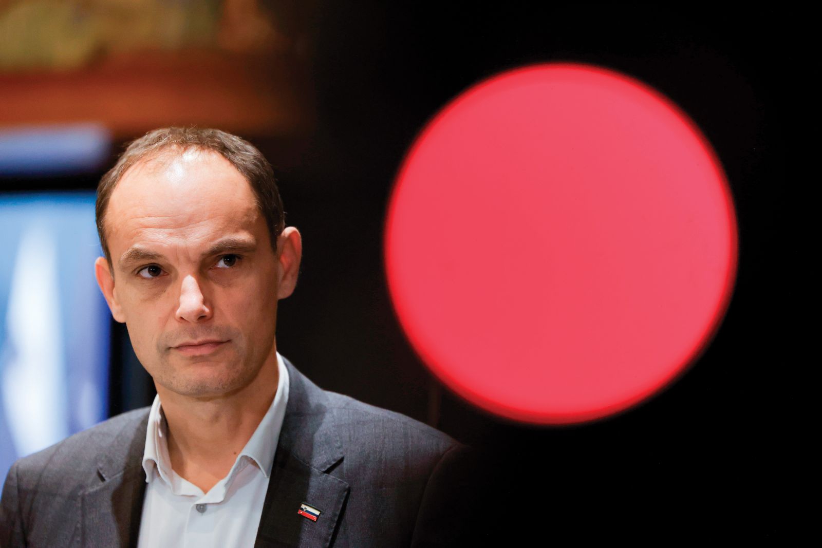 Anžetu Logarju je uspel veliki met: odšel je iz SDS, da bi se lahko vrnil v Janševo vlado.