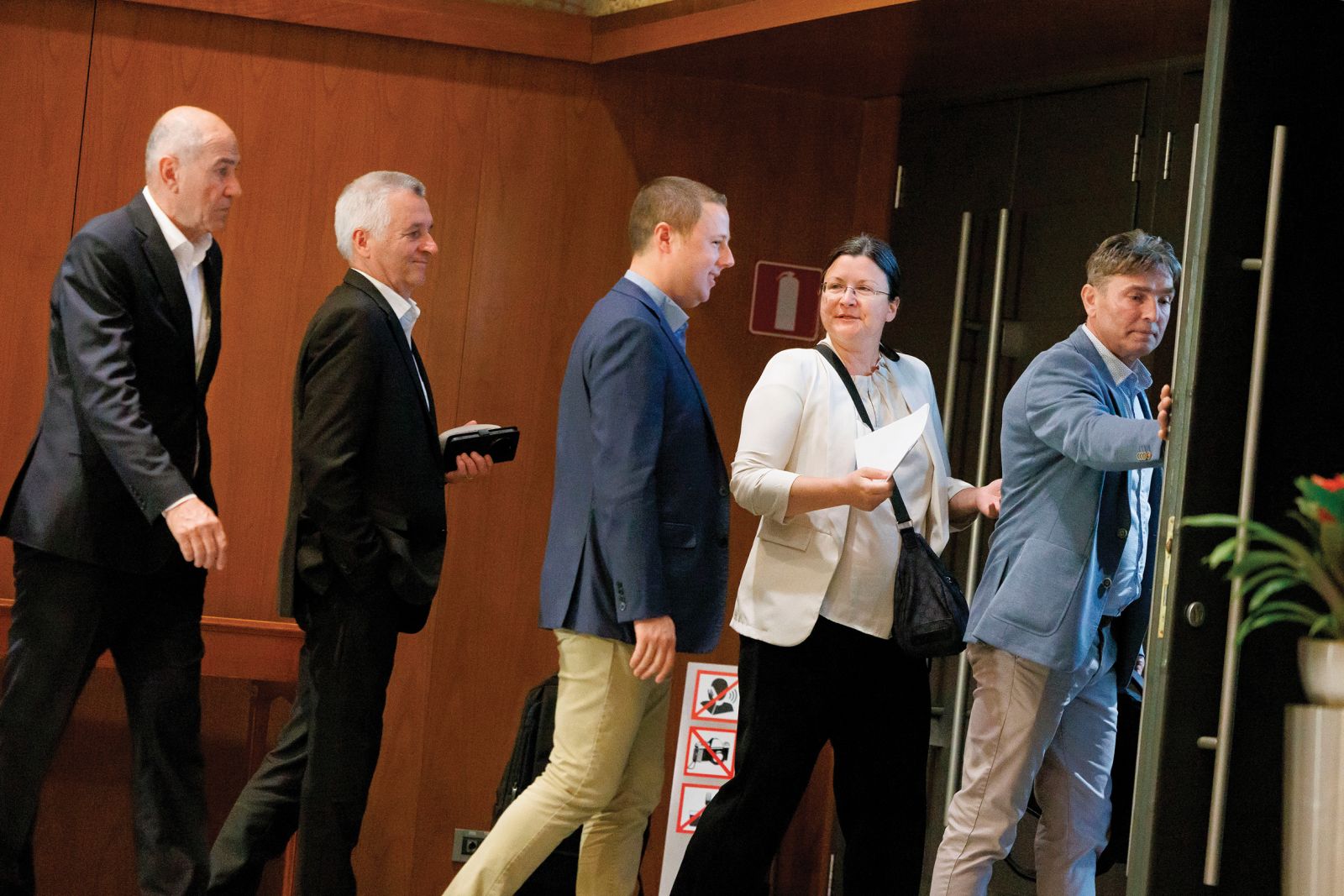 Strumna četica poslancev SDS in Resnice na poti v svetlo prihodnost. Vse hude besede iz preteklosti so pozabljene.