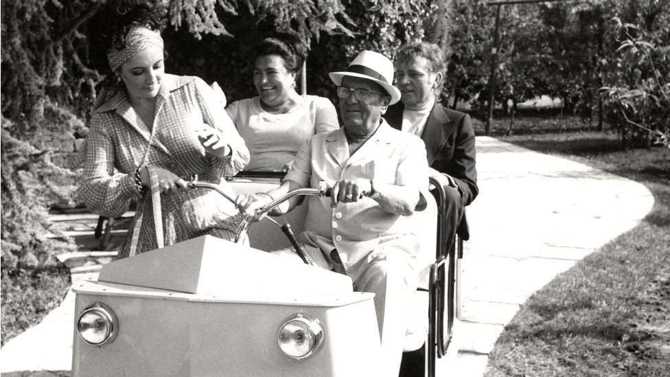 Zgodovinsko srečanje Josipa Broza - Tita in Jovanke Broz ter hollywoodskih igralcev Richarda Burtona in Elizabeth Taylo