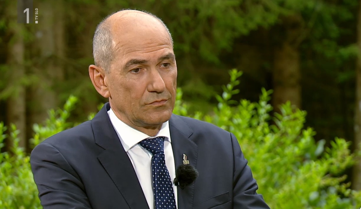 Predsednik SDS Janez Janša pred nekaj leti med intervjujem na TV Slovenija. Zakaj je z javne televizije izginila afera Black Cube?