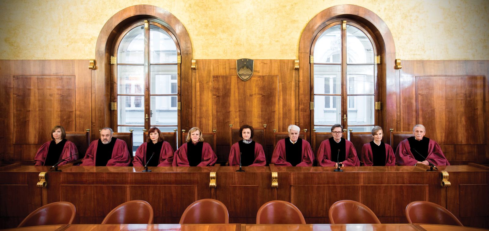 Prst, usmerjen v slovensko sodstvo